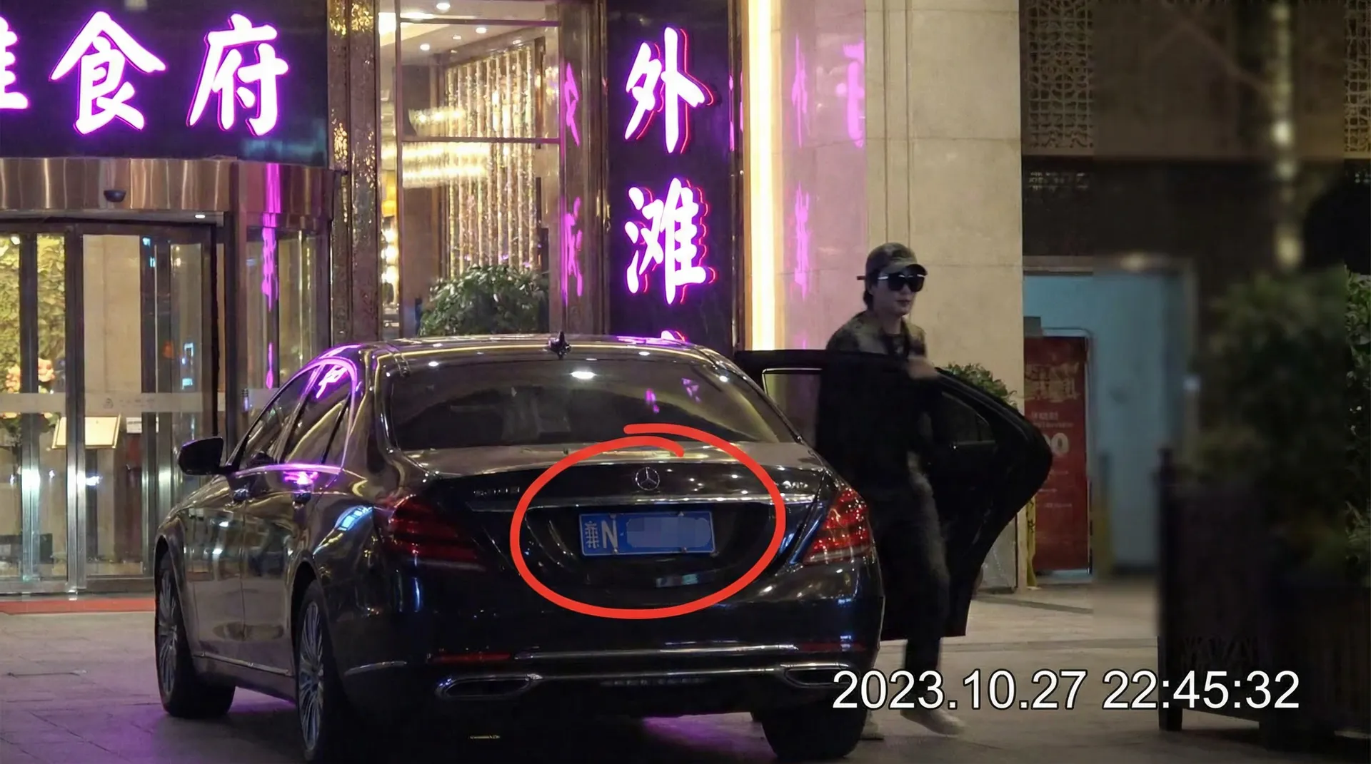 飞亚体育网站 - 豪车餐厅外偷拍